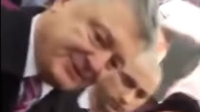 видео, как Порошенко хлопает девушку по лицу видео, как Порошенко хлопает девушку по лицу