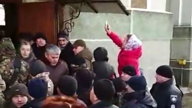 Скриншот видео, где радикалы из экстремистского движения Правый сектор (запрещено в РФ) и сторонники новой церкви Украины захватили храм в Тернопольской области. 4 марта 2019 Скриншот видео, где радикалы из экстремистского движения Правый сектор (запрещено в РФ) и сторонники новой церкви Украины захватили храм в Тернопольской области. 4 марта 2019