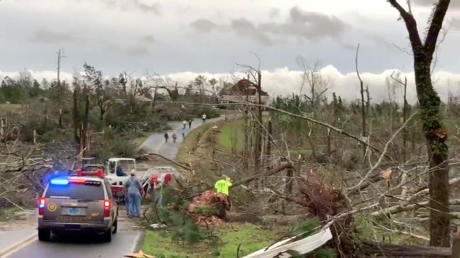 Последствия торнадо в штате Алабама, США. 3 марта 2019 Последствия торнадо в штате Алабама, США. 3 марта 2019