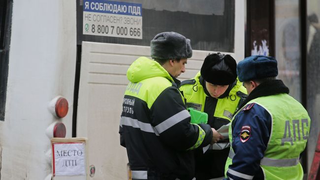 Сотрудники ДПС на месте ДТП с участием автобуса в Москве Сотрудники ДПС на месте ДТП с участием автобуса в Москве