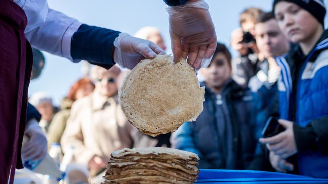 Блины на праздничной ярмарке Широкой Масленицы Блины на праздничной ярмарке Широкой Масленицы