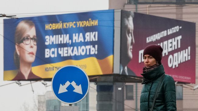 Агитационные плакаты кандидатов в президенты Украины Юлии Тимошенко и Петра Порошенко на одной из улиц Киева Агитационные плакаты кандидатов в президенты Украины Юлии Тимошенко и Петра Порошенко на одной из улиц Киева