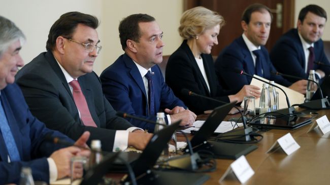 Председатель правительства РФ Дмитрий Медведев во время российско-болгарских переговоров в Софии. 4 марта 2019 Председатель правительства РФ Дмитрий Медведев во время российско-болгарских переговоров в Софии. 4 марта 2019