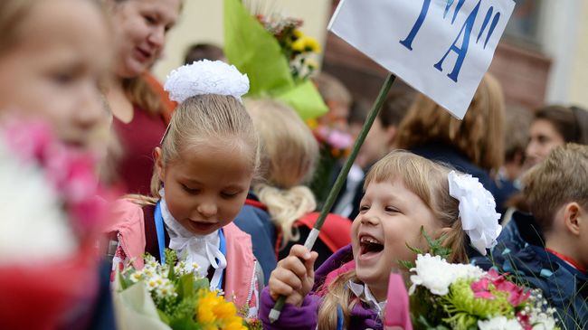 Первоклассники на торжественной линейке, посвященной Дню знаний Первоклассники на торжественной линейке, посвященной Дню знаний