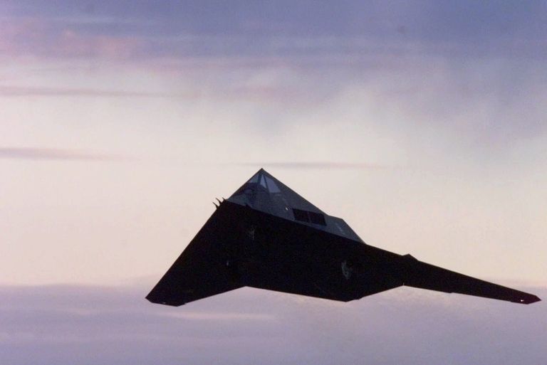 Американский бомбардировщик-невидимка F-117 Американский бомбардировщик-невидимка F-117