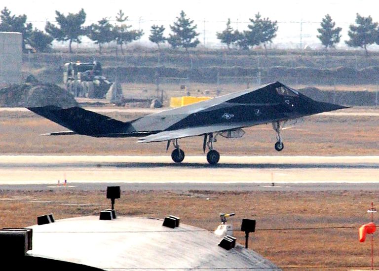 Американский бомбардировщик-невидимка F-117 Американский бомбардировщик-невидимка F-117