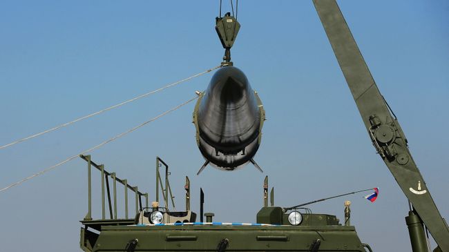 Загрузка ракеты на пусковую установку ракетного комплекса Загрузка ракеты на пусковую установку ракетного комплекса