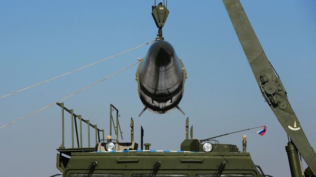Загрузка ракеты на пусковую установку ракетного комплекса Загрузка ракеты на пусковую установку ракетного комплекса