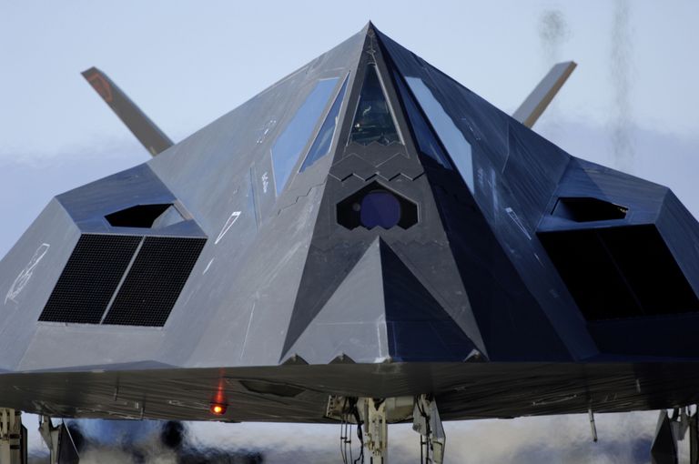 Американский бомбардировщик-невидимка F-117 Американский бомбардировщик-невидимка F-117