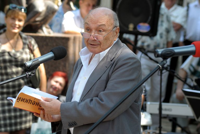 Писатель-сатирик Михаил Жванецкий во время презентации своей новой книги Жаркое лето [Читать зимой] в саду скульптур Одесского литературного музея