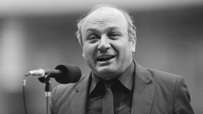 Писатель-сатирик Михаил Жванецкий. 1989 год Писатель-сатирик Михаил Жванецкий. 1989 год
