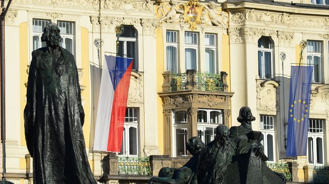 Флаги Чехии и ЕС на Староместской площади в Праге Флаги Чехии и ЕС на Староместской площади в Праге