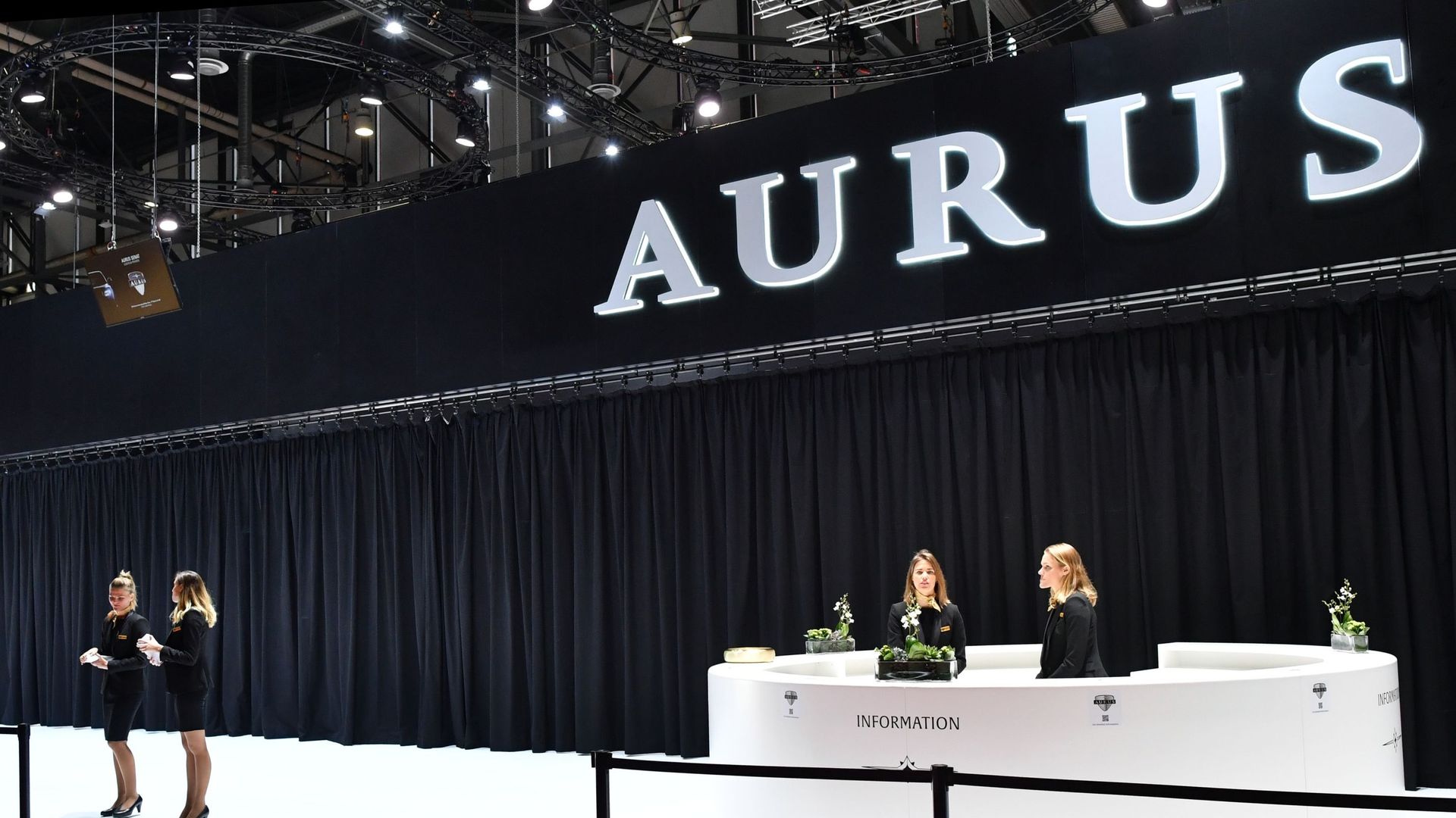 Девушки у информационной стойки стенда Aurus на Женевском автосалоне Девушки у информационной стойки стенда Aurus на Женевском автосалоне - РИА Новости, 1920, 29.09.2025