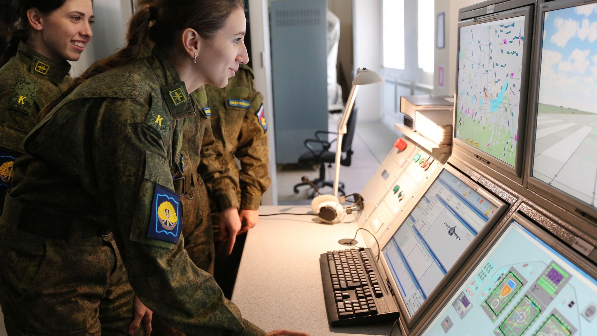 Курсантки-лётчицы в Краснодарском высшем военном авиационном училище имени Героя Советского Союза А.Серова на занятиях в лётном учебно-тренировочном комплексе Курсантки-лётчицы в Краснодарском высшем военном авиационном училище имени Героя Советского Союза А.Серова на занятиях в лётном учебно-тренировочном комплексе - РИА Новости, 1920, 08.06.2021