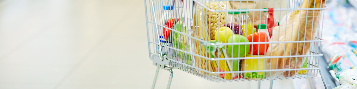 Тележка с продуктами в супермаркете Тележка с продуктами в супермаркете
