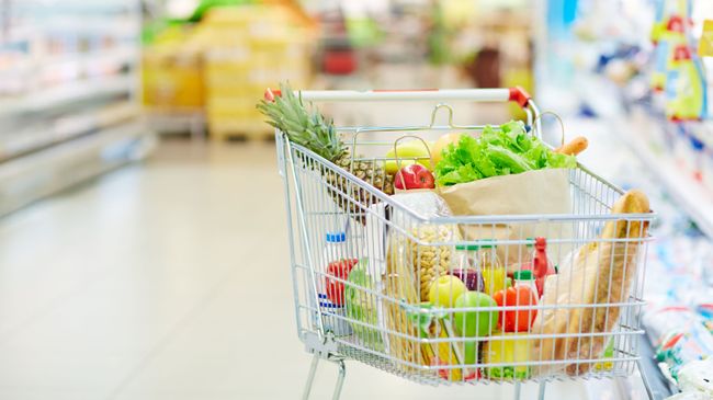Тележка с продуктами в супермаркете Тележка с продуктами в супермаркете