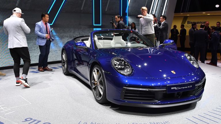 Автомобиль Porsche 911 Carrera 4S Cabriolet на Международном Женевском автосалоне 2019 Автомобиль Porsche 911 Carrera 4S Cabriolet на Международном Женевском автосалоне 2019