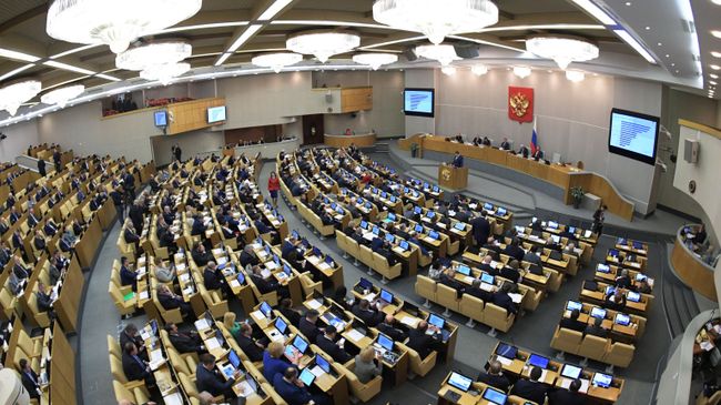 Депутаты на пленарном заседании Государственной Думы РФ