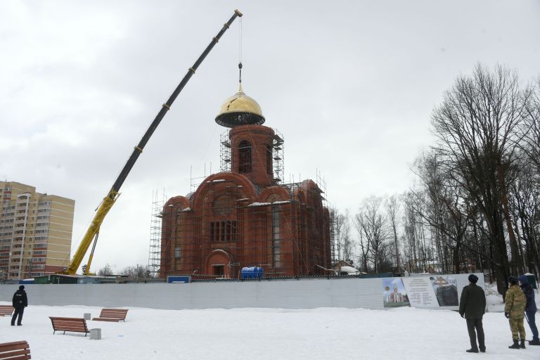 Установка купола при строительстве главного храма Росгвардии в подмосковной Балашихе