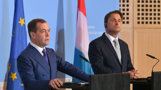 Председатель правительства РФ Дмитрий Медведев и премьер-министр Люксембурга Ксавье Беттель во время совместной пресс-конференции по итогам переговоров в Люксембурге.
Председатель правительства РФ Дмитрий Медведев и премьер-министр Люксембурга Ксавье Беттель во время совместной пресс-конференции по итогам переговоров в Люксембурге.
