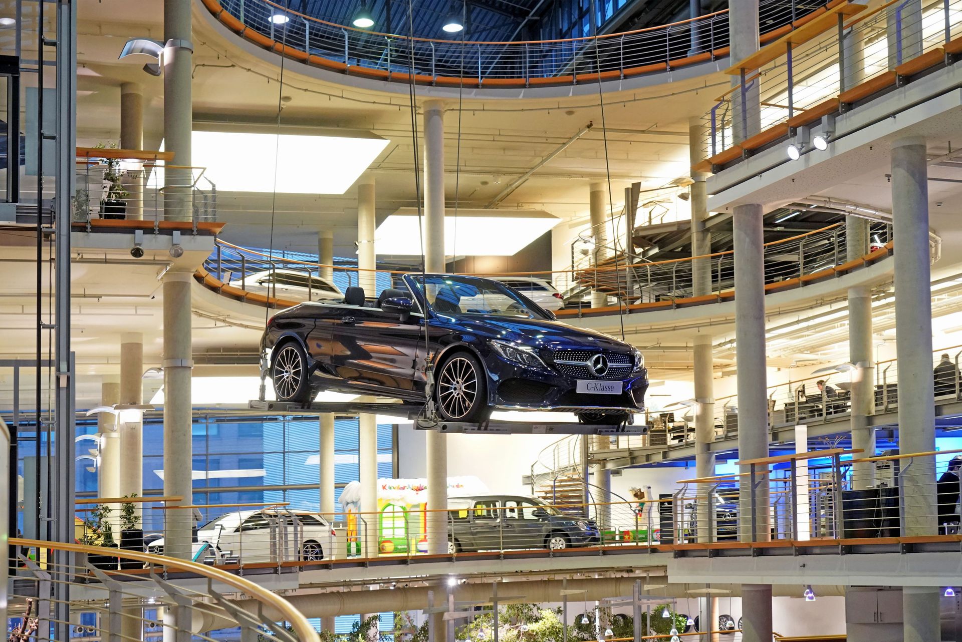 Автомобильный центр Mercedes-Benz Автомобильный центр Mercedes-Benz - РИА Новости, 1920, 10.11.2025