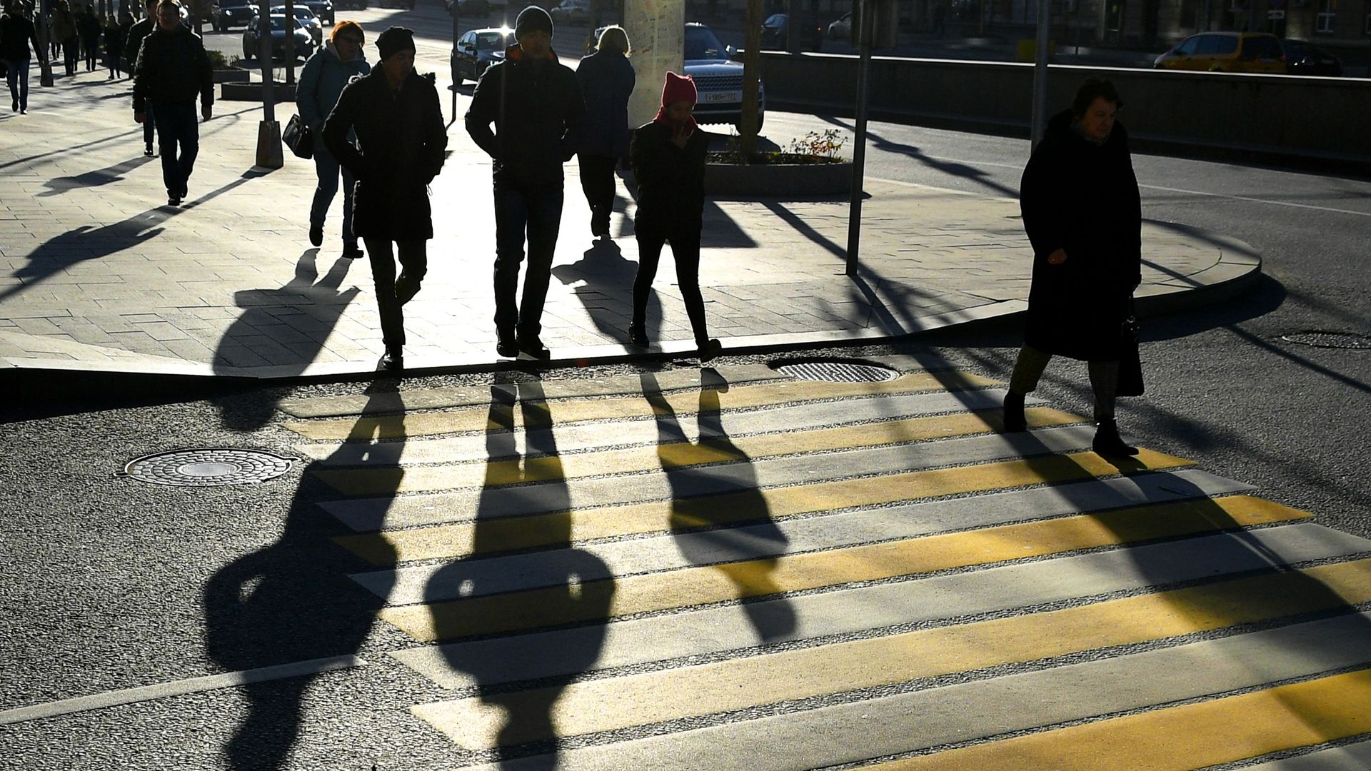 Прохожие на одном из пешеходных переходов в Москве Прохожие на одном из пешеходных переходов в Москве - РИА Новости, 1920, 29.09.2026