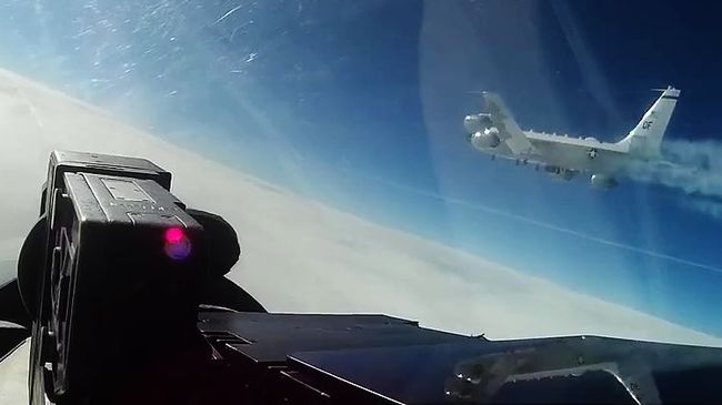 Перехват истребителем Су-27 самолета-разведчика США над Балтикой Перехват истребителем Су-27 самолета-разведчика США над Балтикой