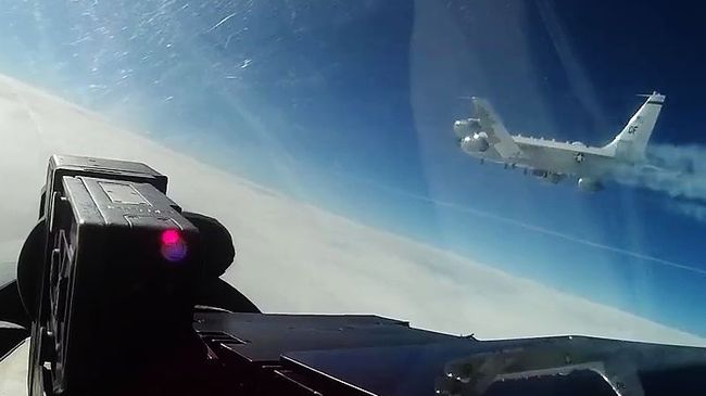 Перехват самолета-разведчика США российским истребителем Су-27 Перехват самолета-разведчика США российским истребителем Су-27