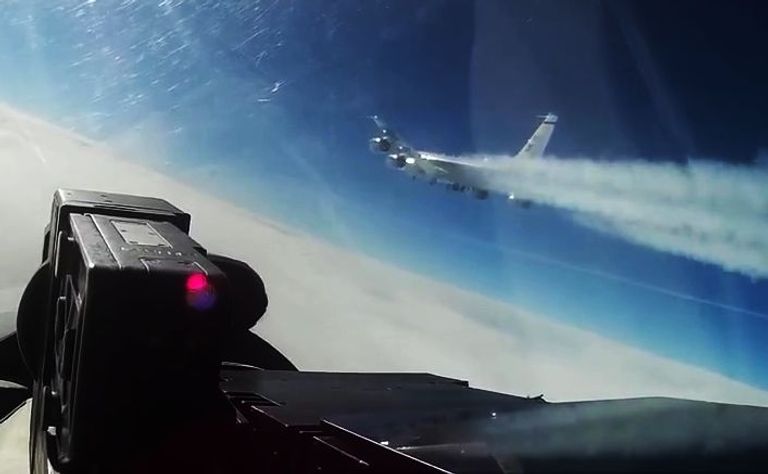 Перехват истребителем Су-27 самолета-разведчика США RC-135 над Балтикой Перехват истребителем Су-27 самолета-разведчика США RC-135 над Балтикой