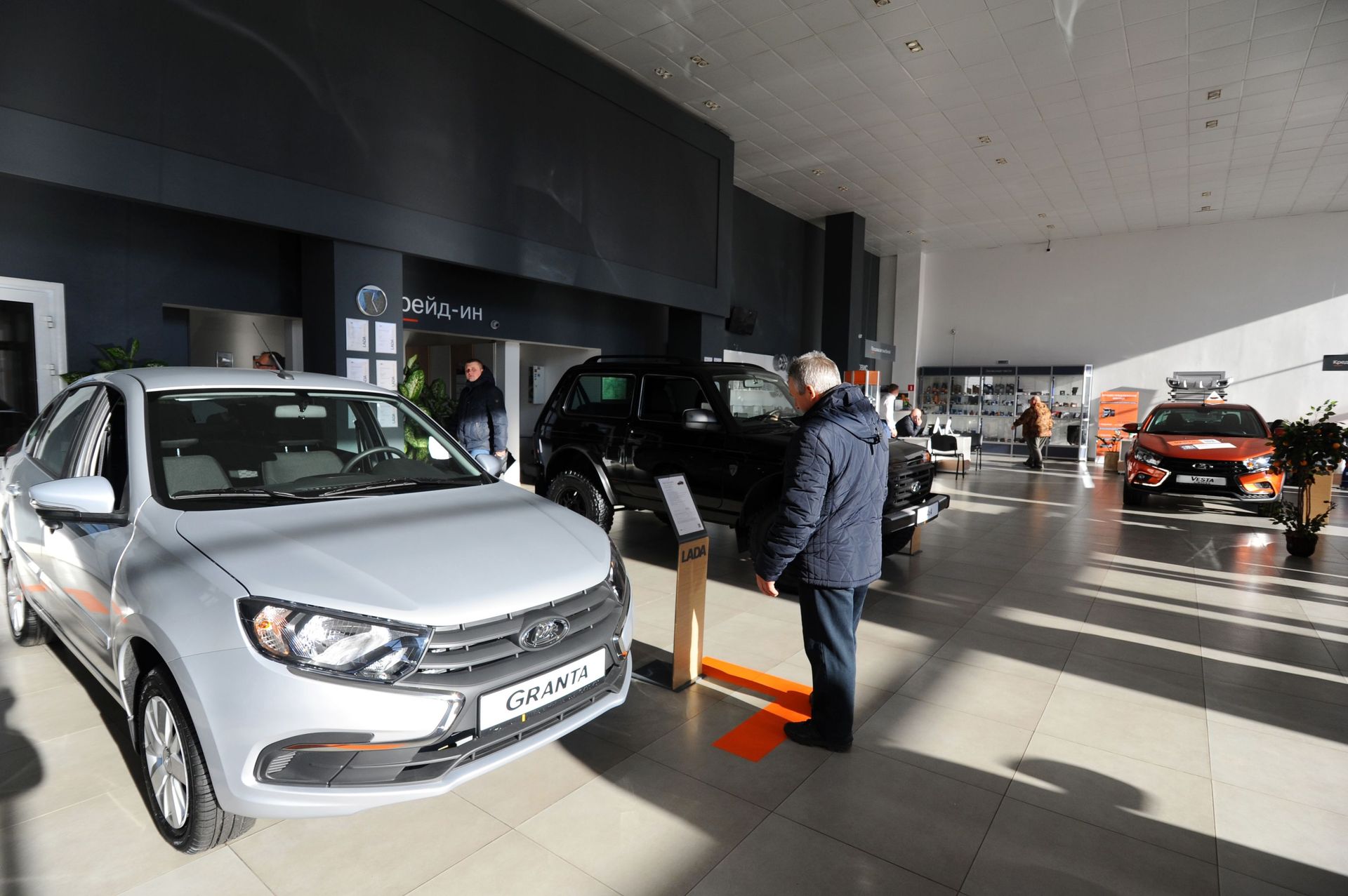 Посетитель рассматривает автомобиль Lada Granta в демонстрационном зале автоцентра Посетитель рассматривает автомобиль Lada Granta в демонстрационном зале автоцентра - РИА Новости, 1920, 12.01.2022