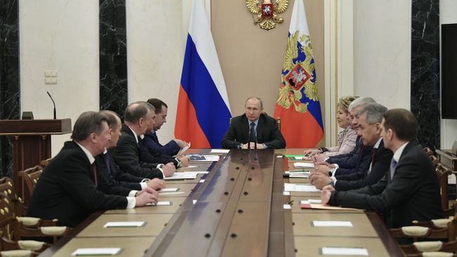 Президент РФ Владимир Путин проводит совещание с постоянными членами Совета безопасности РФ