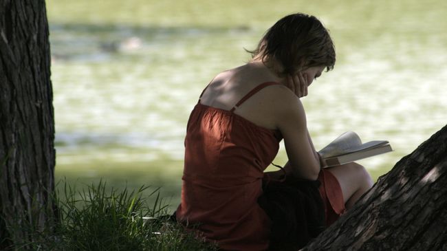 Девушка, читающая книгу в московском сквере Девушка, читающая книгу в московском сквере