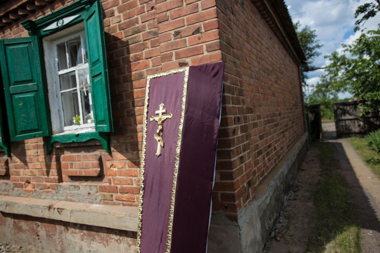 Гроб во дворе дома Гроб во дворе дома