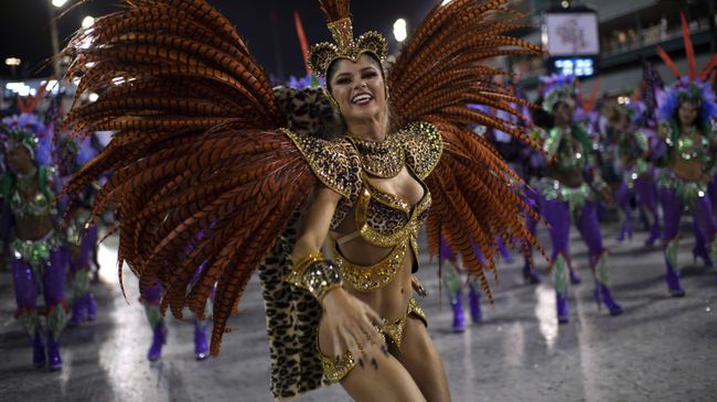 Участница школы самбо Grande Rio выступает на самбодроме в рамках карнавала в Рио-де-Жанеро Участница школы самбо Grande Rio выступает на самбодроме в рамках карнавала в Рио-де-Жанеро
