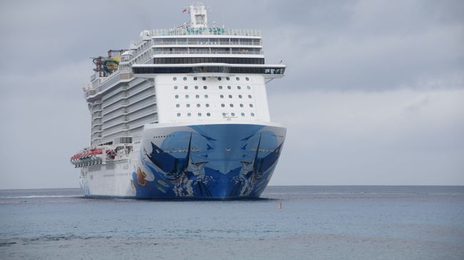 Круизный лайнер Escape компании Norwegian Cruise Line Круизный лайнер Escape компании Norwegian Cruise Line