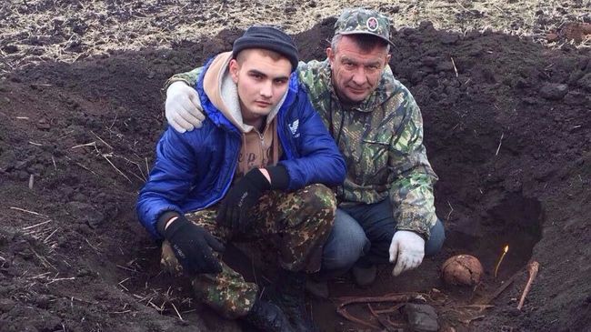 Игорь Третьяков (справа) рядом с останками Рудакова Игорь Третьяков (справа) рядом с останками Рудакова
