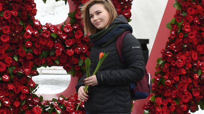 Девушка с тюльпаном Девушка с тюльпаном