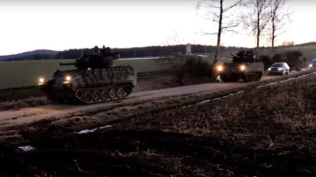 Американцы на учениях загримировали бронетранспортеры под Т-72Б3 Американцы на учениях загримировали бронетранспортеры под Т-72Б3