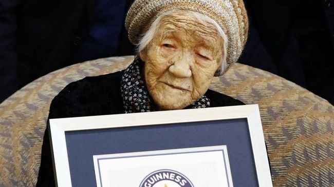 116-летняя японка Канэ Танака с сертификатом рекорда Гиннеса 116-летняя японка Канэ Танака с сертификатом рекорда Гиннеса