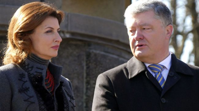 Президент Украины Петр Порошенко во время встречи с избирателями у памятника поэту Тарасу Шевченко в Каневе Черкасской области. 9 марта 2019 