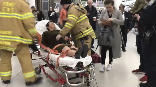 В аэропорту имени Джона Кеннеди медицинский персонал сопровождает пассажира, пострадавшего от турбулентности во время рейса Турецких авиалиний из Стамбула в Нью-Йорк. 9 марта 2019 В аэропорту имени Джона Кеннеди медицинский персонал сопровождает пассажира, пострадавшего от турбулентности во время рейса Турецких авиалиний из Стамбула в Нью-Йорк. 9 марта 2019