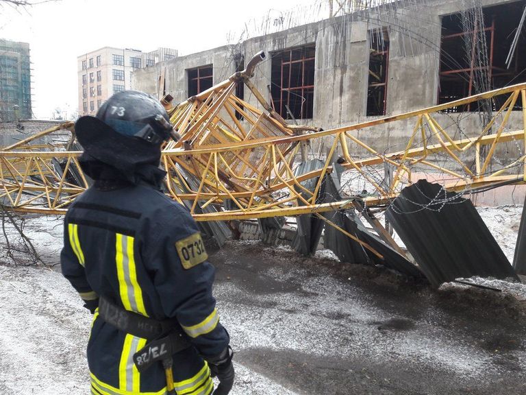  Обстановка на месте падения части башенного крана на северо-востоке Москвы. 10 марта 2019