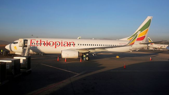 Самолет Эфиопских Авиалиний Boeing 737-800 во время технического обслуживания в Международном аэропорту Боле в Аддис-Абебе Самолет Эфиопских Авиалиний Boeing 737-800 во время технического обслуживания в Международном аэропорту Боле в Аддис-Абебе