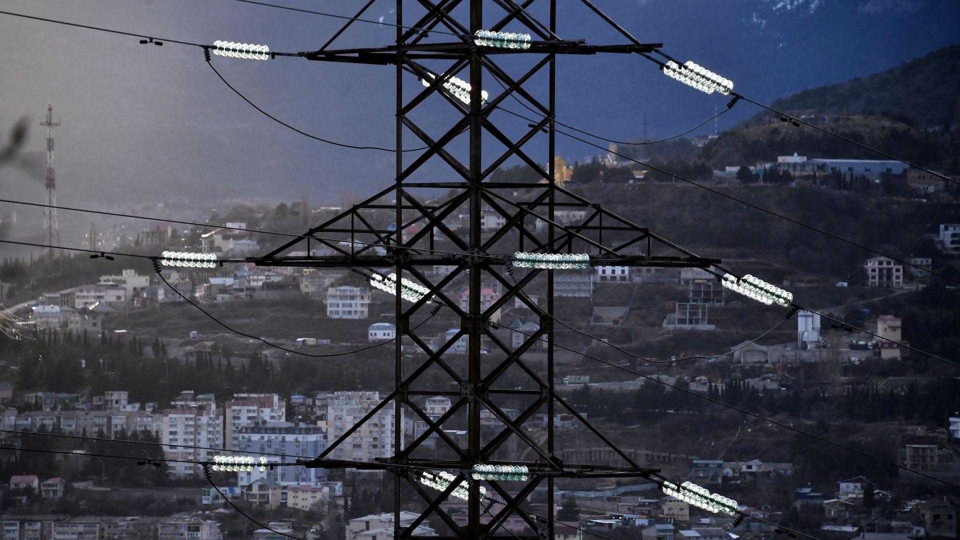 Высоковольтная линия электропередачи возле Ялты в Крыму. Высоковольтная линия электропередачи возле Ялты в Крыму. - РИА Новости, 1920, 25.01.2021