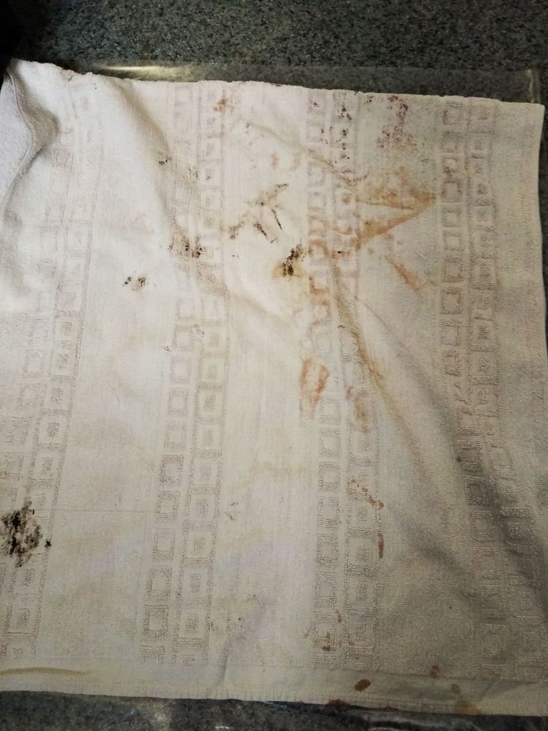 Вещи, найденные с мальчиком, оставленным в подъезде жилого дома в Северобайкальске