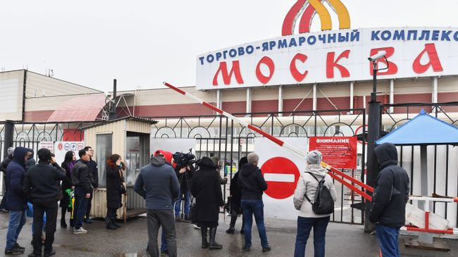 Люди у въезда на территорию торгово-ярмарочного комплекса Москва. 11 марта 2019 Люди у въезда на территорию торгово-ярмарочного комплекса Москва. 11 марта 2019