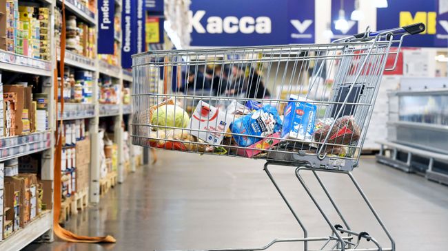 Тележка с продуктами в супермаркете Тележка с продуктами в супермаркете