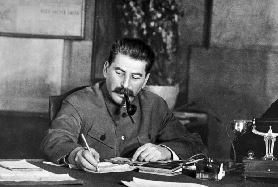 Генеральный секретарь ЦК ВКП (б) Иосиф Сталин в своем рабочем кабинете