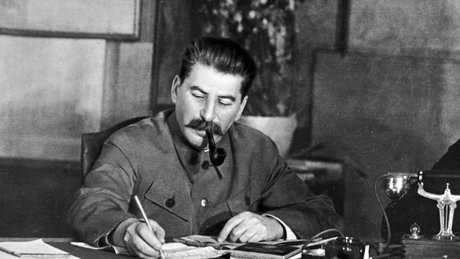 Генеральный секретарь ЦК ВКП(б) Иосиф Сталин в своем рабочем кабинете Генеральный секретарь ЦК ВКП(б) Иосиф Сталин в своем рабочем кабинете