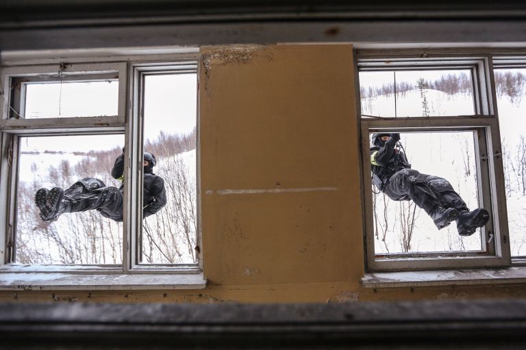 Бойцы во время тренировки в условиях Арктики подразделения СОБР Россомаха управления Росгвардии по Мурманской области Бойцы во время тренировки в условиях Арктики подразделения СОБР Россомаха управления Росгвардии по Мурманской области